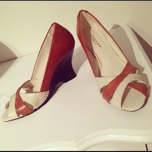 NEW! Kenneth Cole REACTION wedge peep-toe shoes. (Size 7.5)